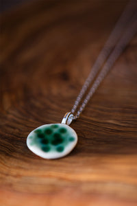 Collana in porcellana verde acqua