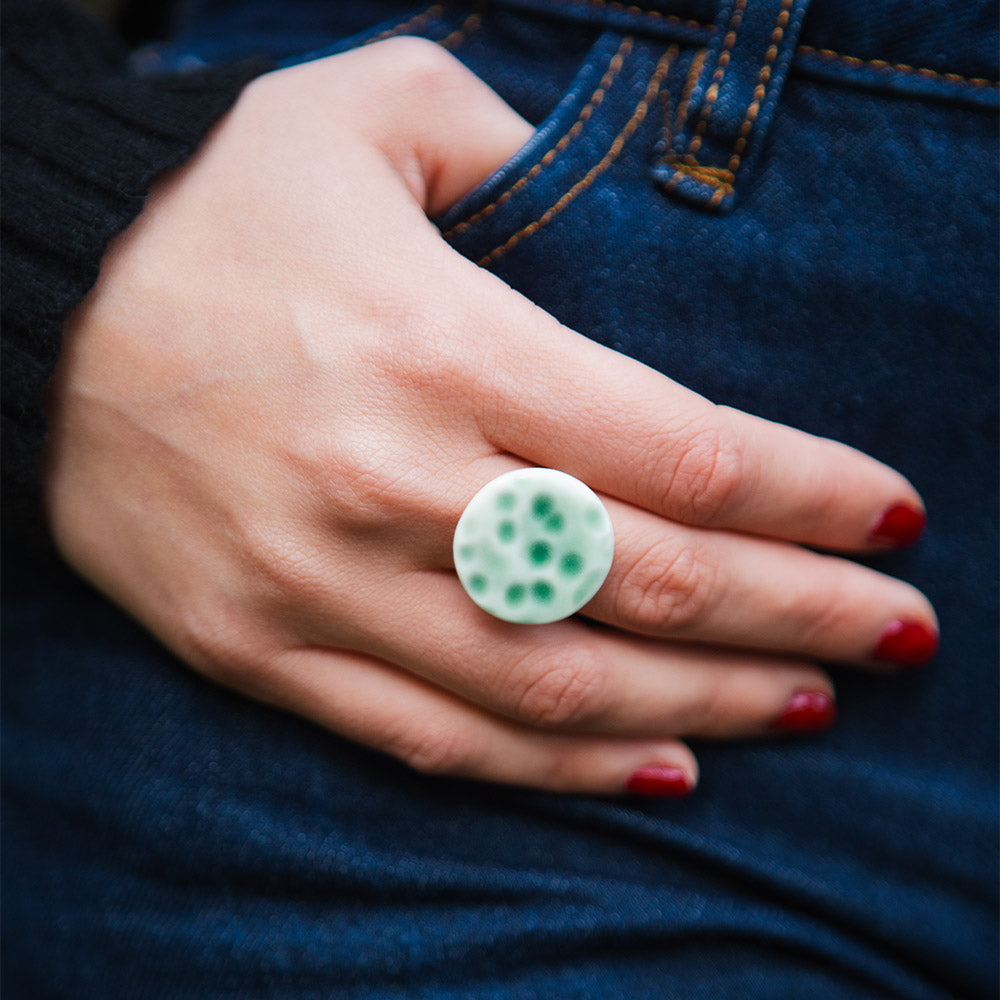 Bague en porcelaine vert d'eau